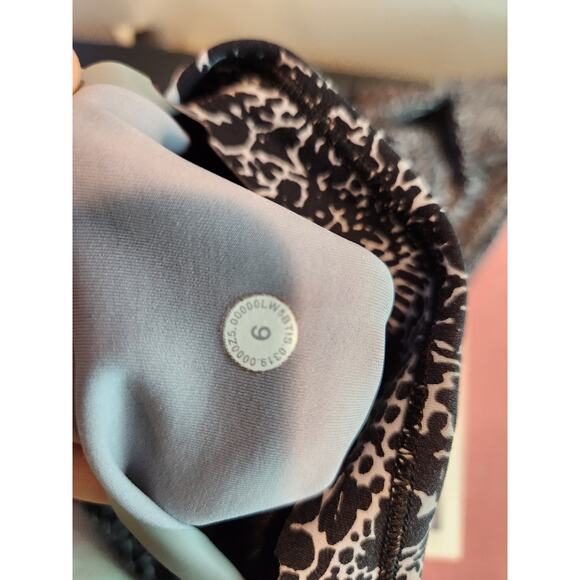 EUC Lululemon In Movement Tight 25" inseam Everlux size 6 - Picture 5 of 5